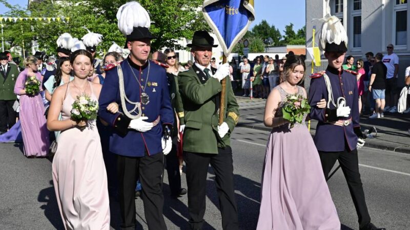 Schützenfest in Hardterbroich: Große Parade mit gut begründeter Verspätung