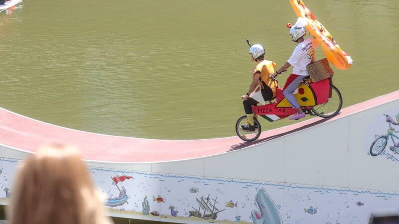 Spektakel in Düsseldorf: Mit dem Tandem ins Hafenbecken – So bunt war das Red Bull Sattelfest