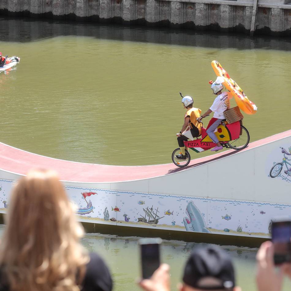 Spektakel in Düsseldorf: Mit dem Tandem ins Hafenbecken – So bunt war das Red Bull Sattelfest