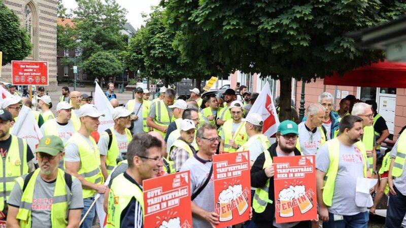 Warnstreik in Korschenbroich: Beschäftigte der Brauereien marschieren auf