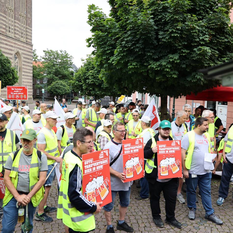 Warnstreik in Korschenbroich: Beschäftigte der Brauereien marschieren auf
