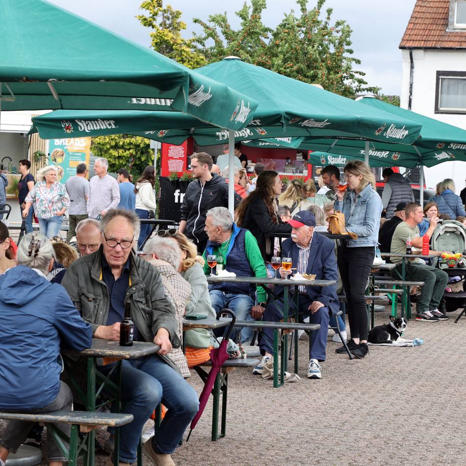 Nach dem Flugzeugabsturz erster Feierabendmarkt in Kleinenbroich: „Das Leben muss trotzdem weitergehen“