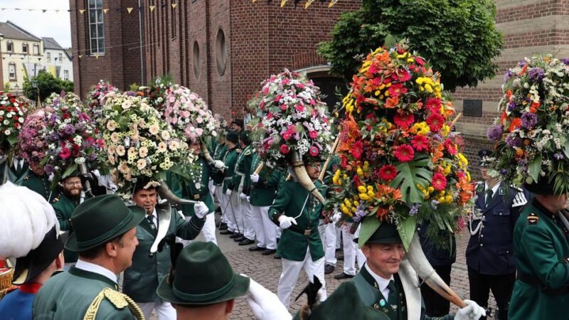 Unges Pengste 2025 in Korschenbroich: Prachtvolle Große Königsparade mit Blumenkorso