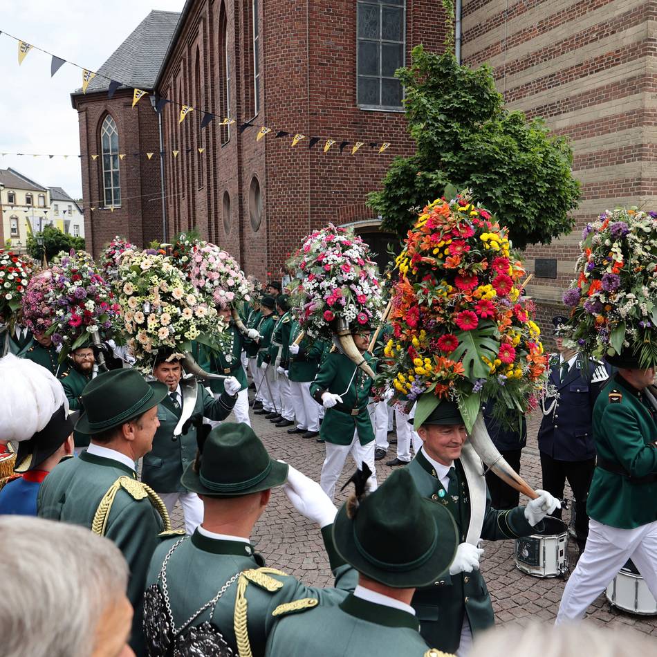 Unges Pengste 2025 in Korschenbroich: Prachtvolle Große Königsparade mit Blumenkorso