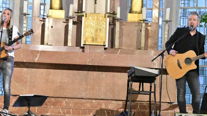 Konzert in Mönchengladbach: Delta Mouse im Kamillus-Kolumbarium – Publikum singt begeistert mit