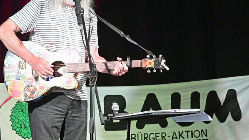 Liederabend in Mönchengladbach: Ein Sänger gerät auf der Bühne in Rage