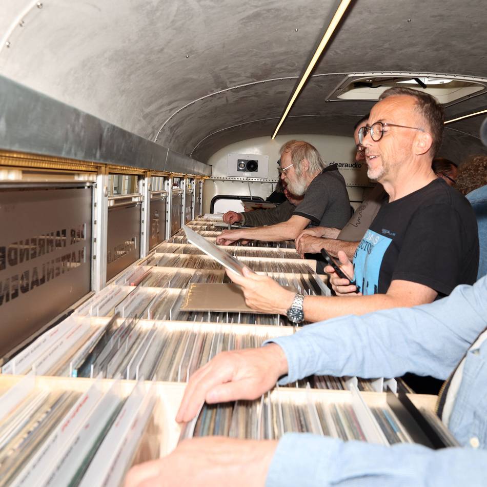 Rollender Schallplattenladen: Der Vinyl-Bus in Mönchengladbach: Letzter Vorhang oder Comeback?