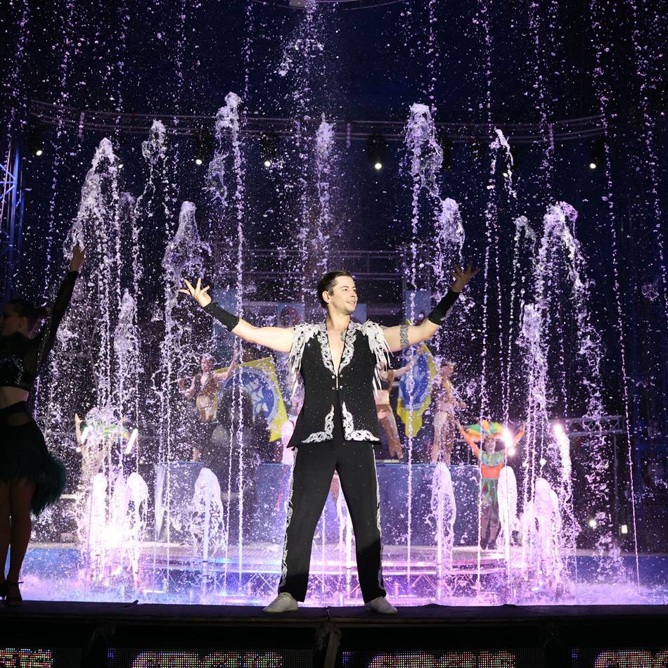 Akrobatik in Luft und Wasser: Ukrainischer Waterland-Zirkus feiert Premiere in Mönchengladbach