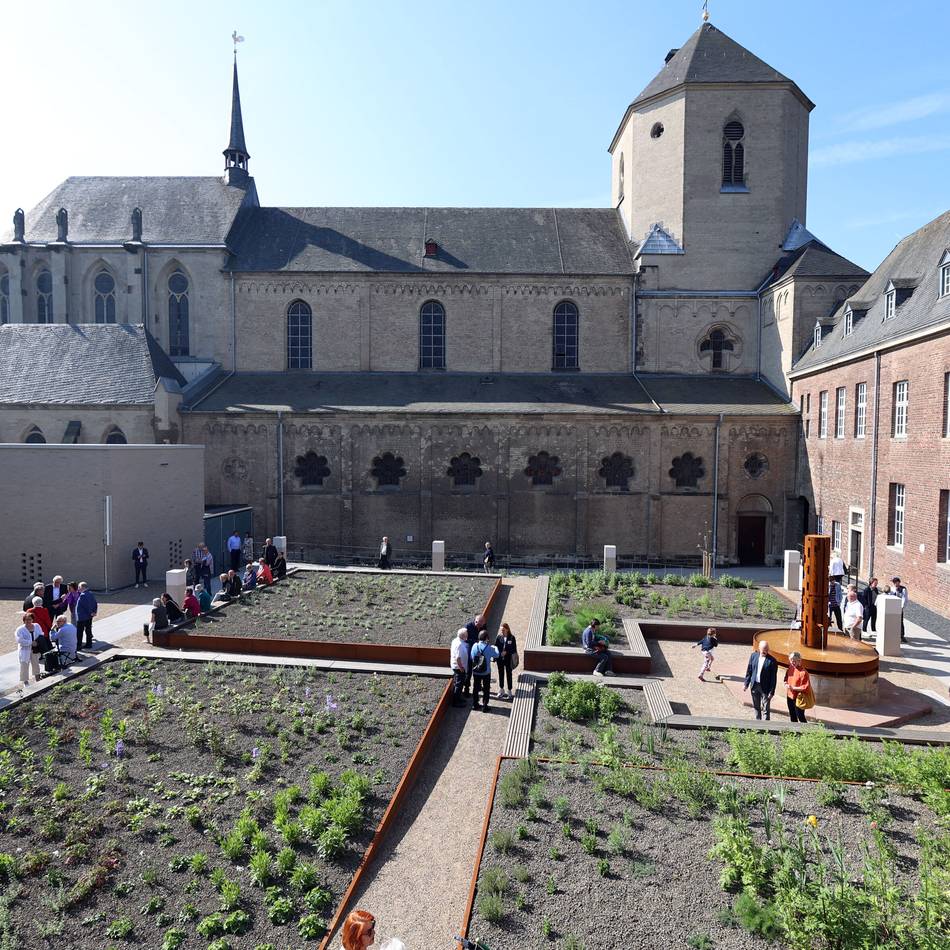 Auf dem Gladbacher Abteiberg: Picknick und Blues im Brunnenhof der Münster Basilika