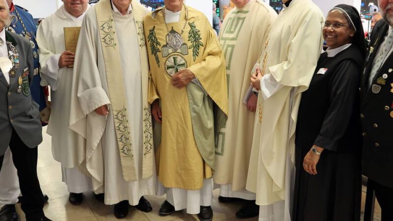 Feier für Mönchengladbacher Pastor: Ein vom Papst gesegnetes Kreuz für Johannes van der Vorst