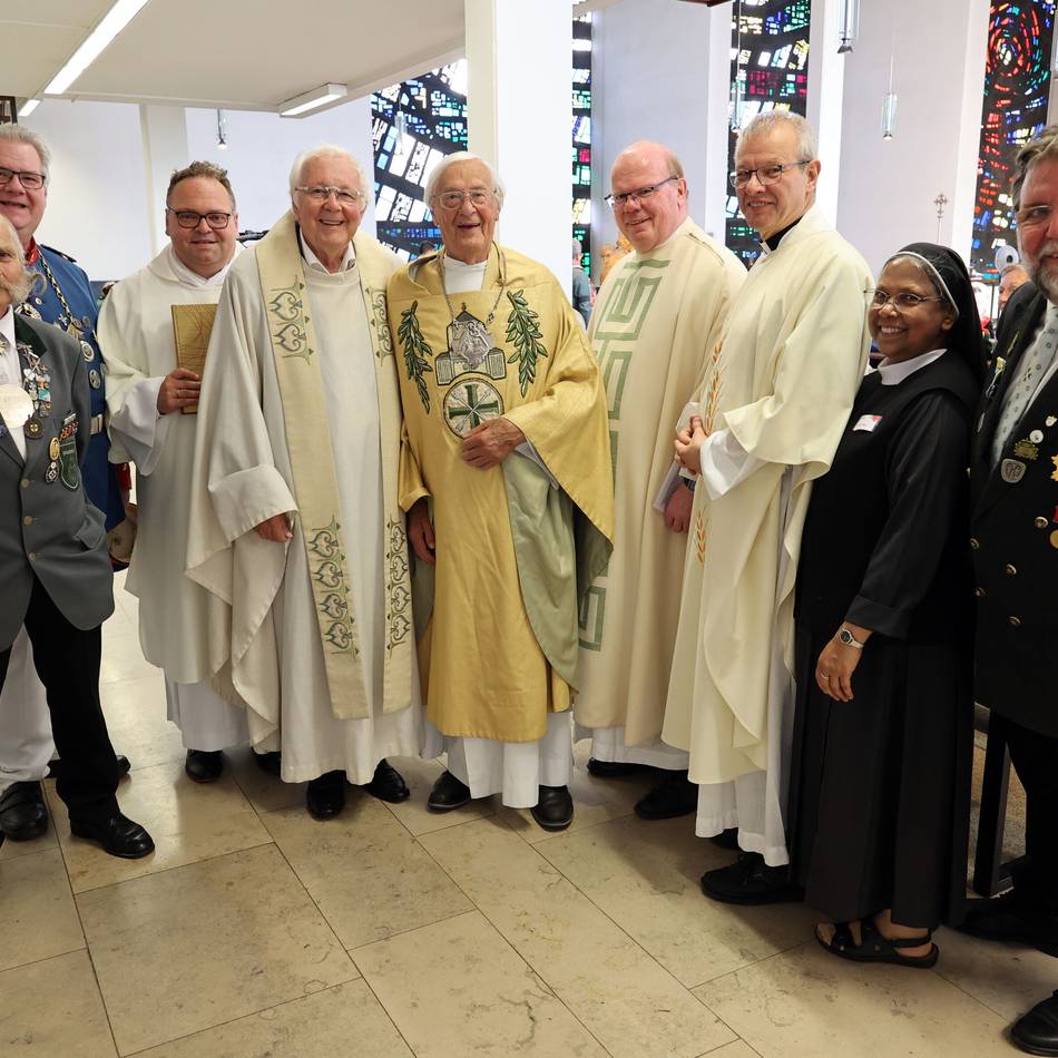 Feier für Mönchengladbacher Pastor: Ein vom Papst gesegnetes Kreuz für Johannes van der Vorst