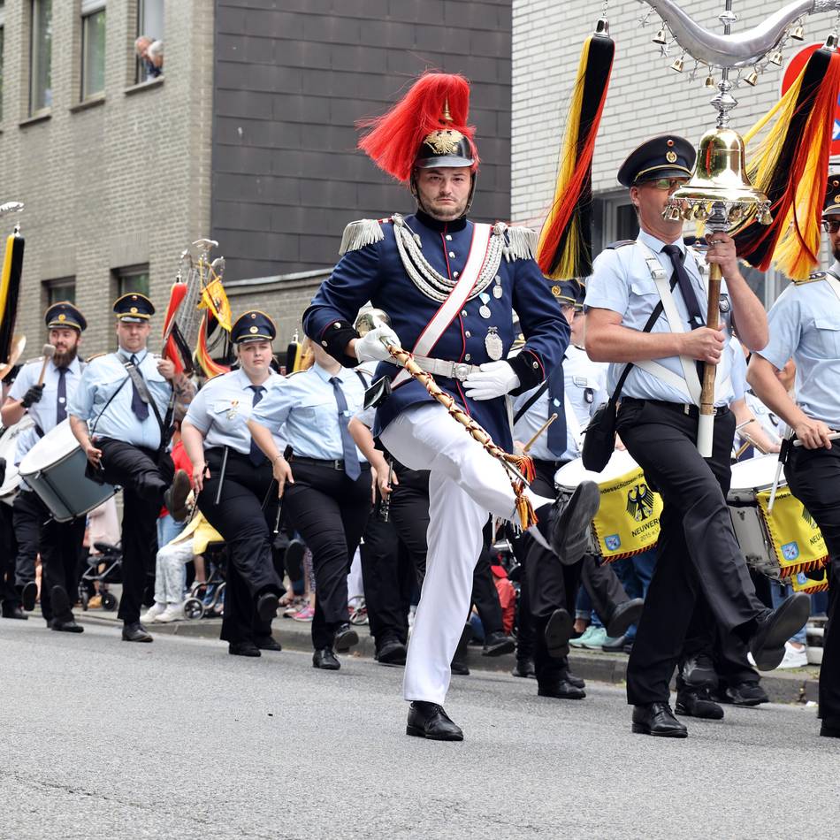 Unwetter in Mönchengladbach: Schützen in Neuwerk müssen Musikparade absagen – und feiern trotzdem ausgelassen