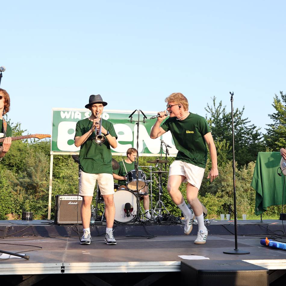 Konzert in Korschenbroich: „WirsindBaend“ rocken die Bühne der Bolten Landwirtschaft