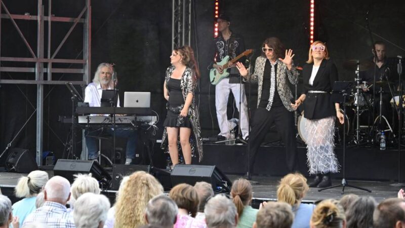 Musicalnacht in Korschenbroich: Heiße Discomusik im Park beim Rittergut Birkhof