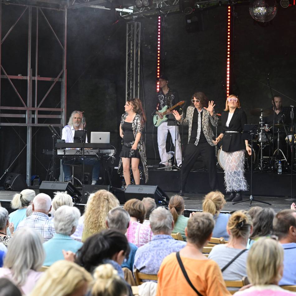 Musicalnacht in Korschenbroich: Heiße Discomusik im Park beim Rittergut Birkhof