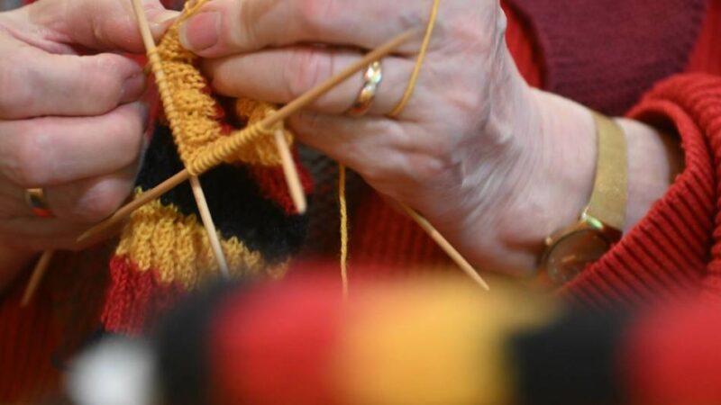 Aktion „Hilden wärmt“: Stricken für den guten Zweck