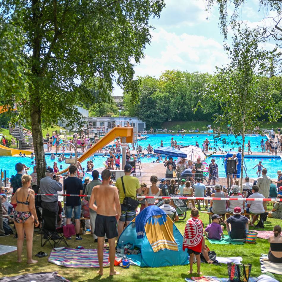 Besonderer Gottesdienst: Sieben Taufen mitten mit Badebetrieb im Freibad Kevelaer
