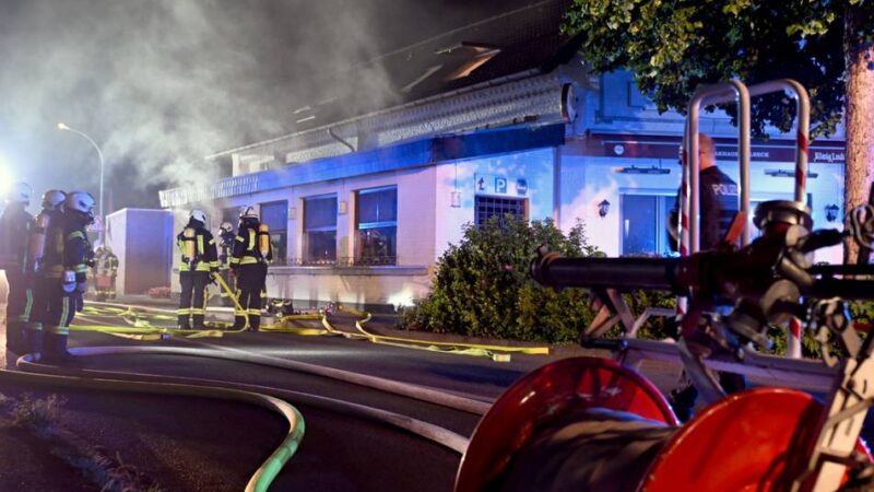 Großeinsatz der Feuerwehr: Feuer im Steakhaus in Walbeck – Drei Menschen im Gebäude