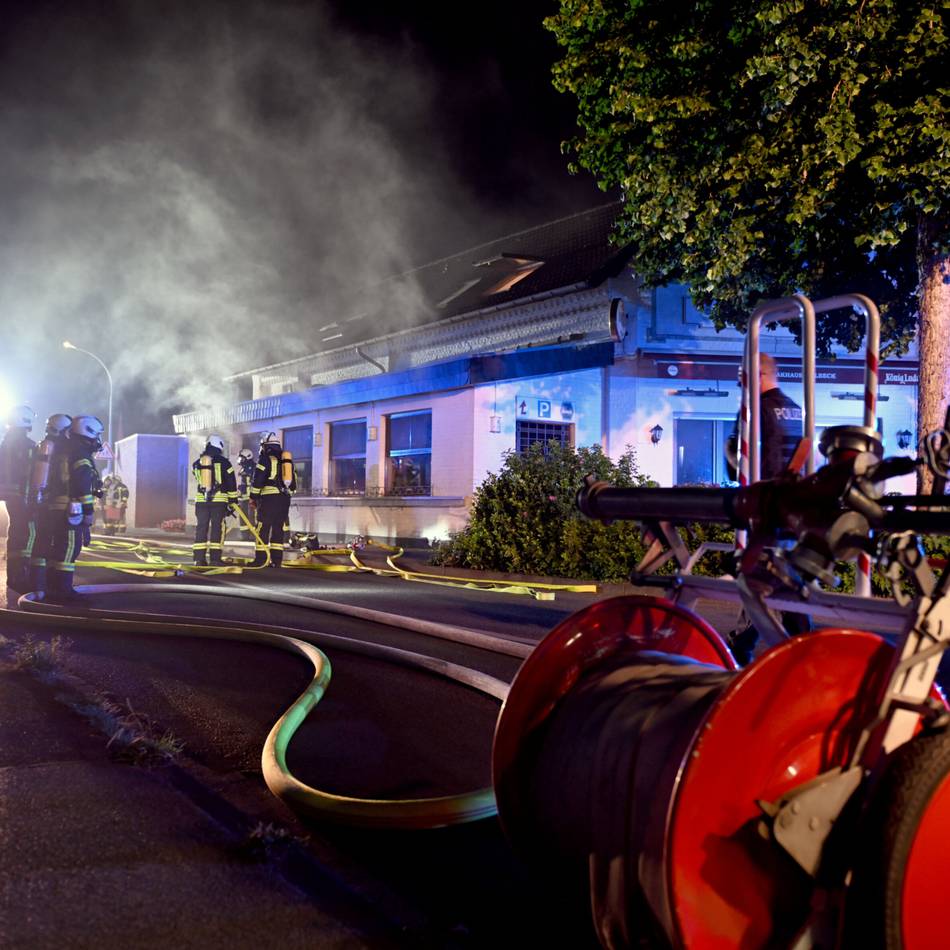 Großeinsatz der Feuerwehr: Feuer im Steakhaus in Walbeck – Drei Menschen im Gebäude