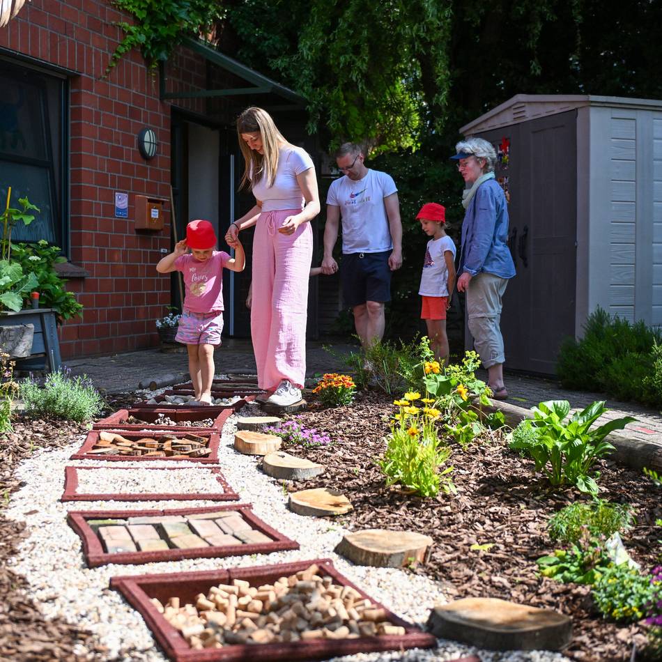 Krütpasch-Kindergarten in Issum: Neuer Barfußpfad – großes Abenteuer für kleine Füße