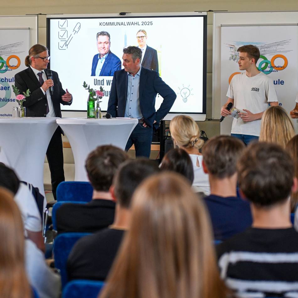 Veranstaltung an der Gesamtschule Kevelaer: Schüler überraschen Bürgermeister-Kandidaten mit verblüffenden Fragen