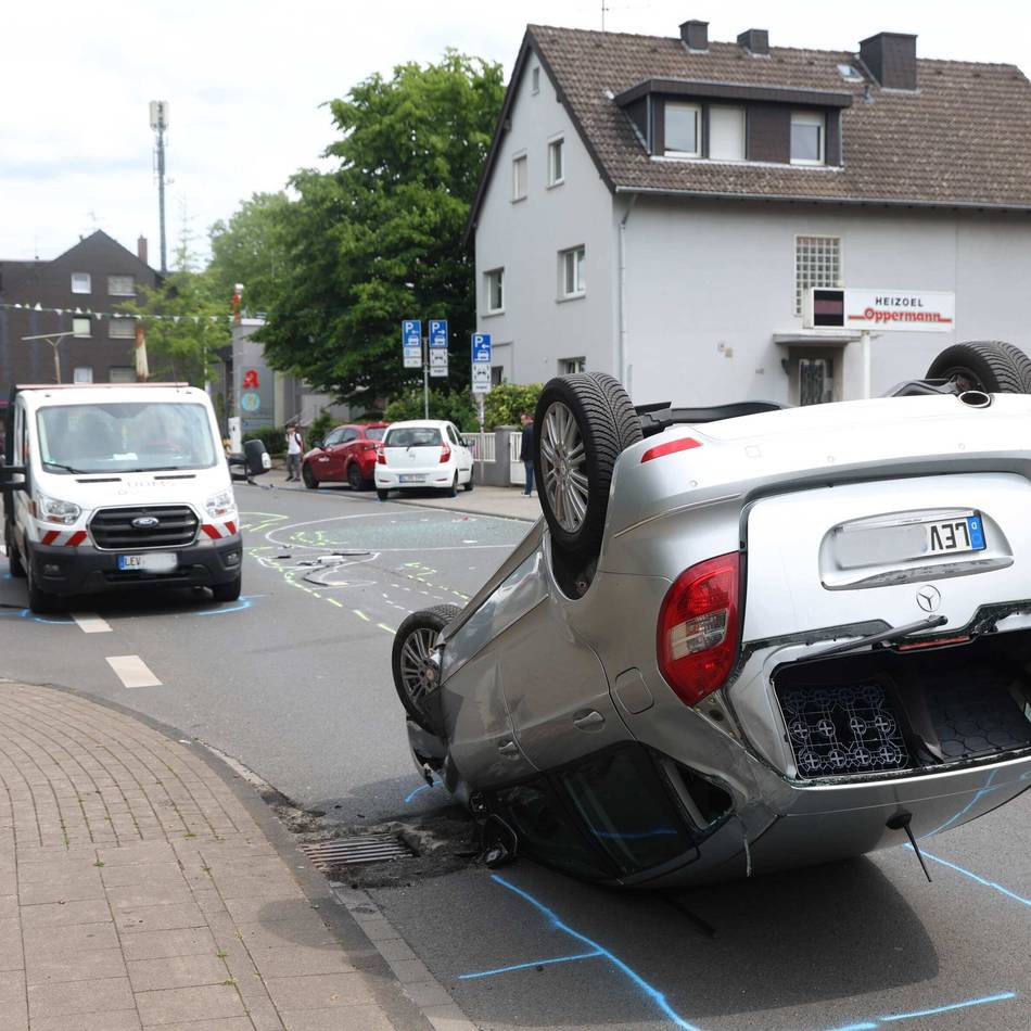 Drei Leichverletzte nach Vorfall in Leverkusen: Sieben Autos in Unfall in Lützenkirchen verwickelt