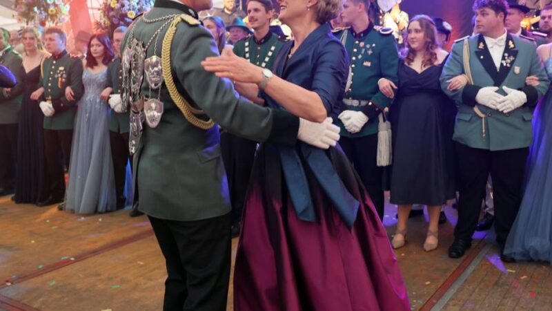 Unges Pengste 2025 in Korschenbroich: Ehrentanz im Walzertakt beim Königsball im vollen Festzelt