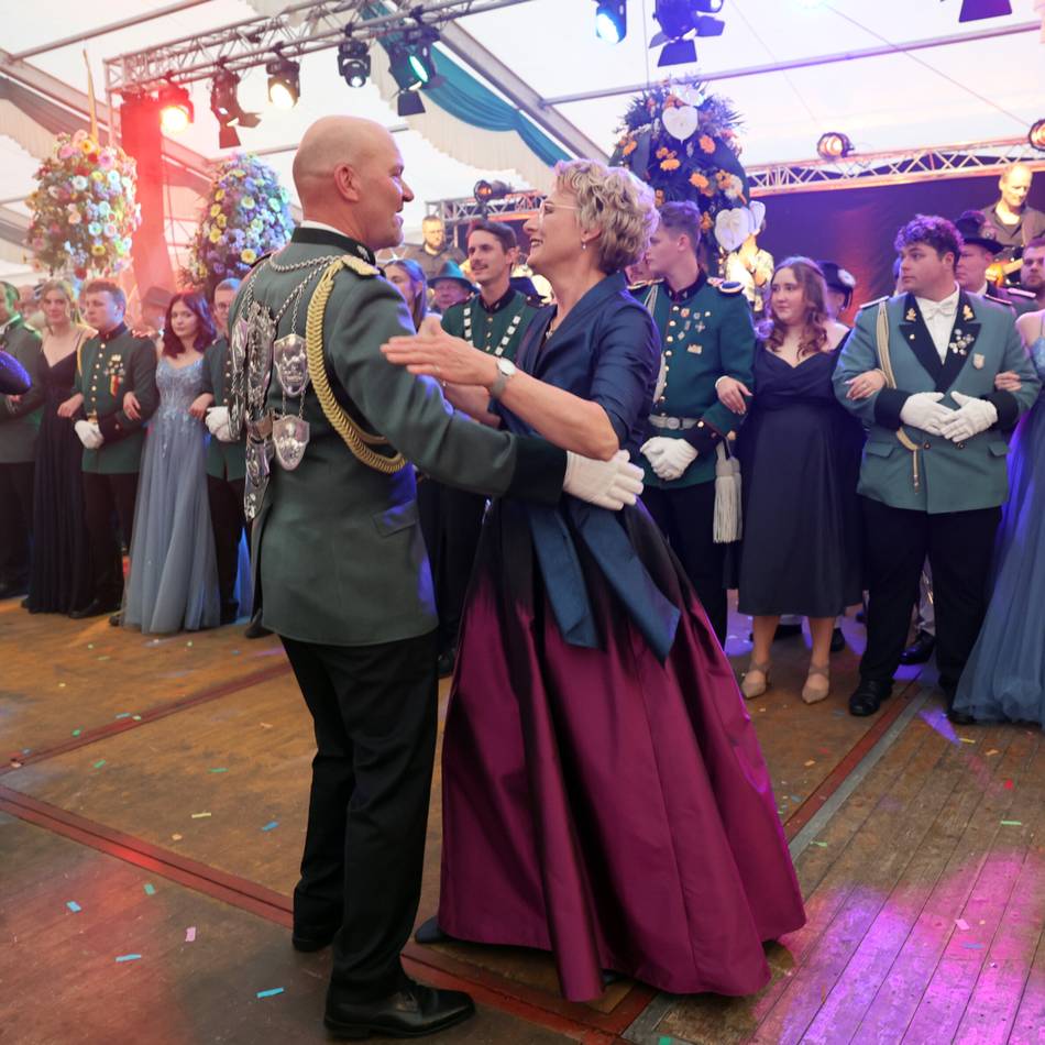Unges Pengste 2025 in Korschenbroich: Ehrentanz im Walzertakt beim Königsball im vollen Festzelt
