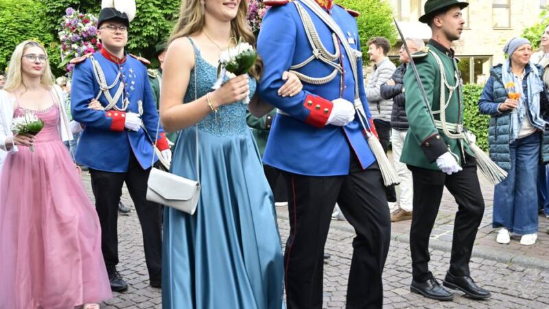 Modenschau zu Unges Pengste 2025: Korschenbroichs Catwalk – in Abendkleidern zum Königsball