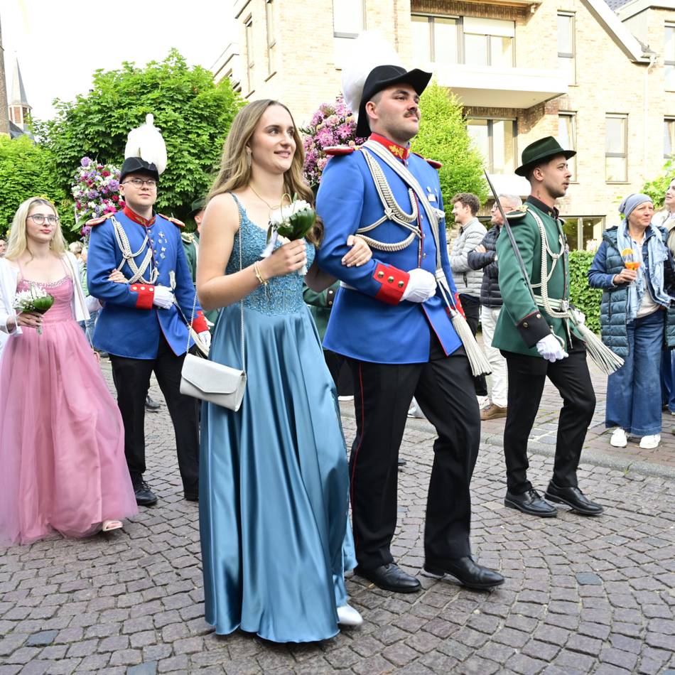 Modenschau zu Unges Pengste 2025: Korschenbroichs Catwalk – in Abendkleidern zum Königsball