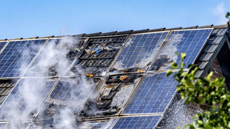 Alle drei Einheiten der Feuerwehr aus Alpen im Einsatz: Photovoltaikanlage in Alpen gerät in Brand