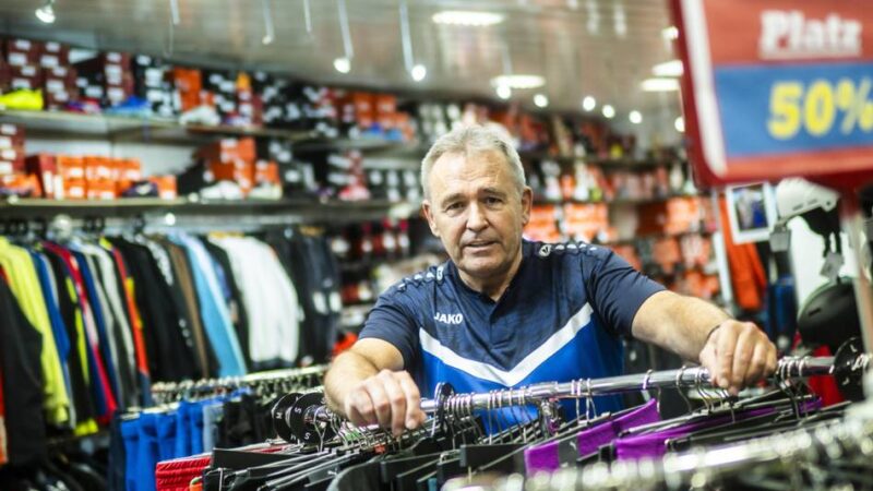 Fachgeschäft in Düsseldorf-Oberbilk: Düsselsport Helmreich schließt nach 47 Jahren – „ein Stück Geschichte geht zu Ende“