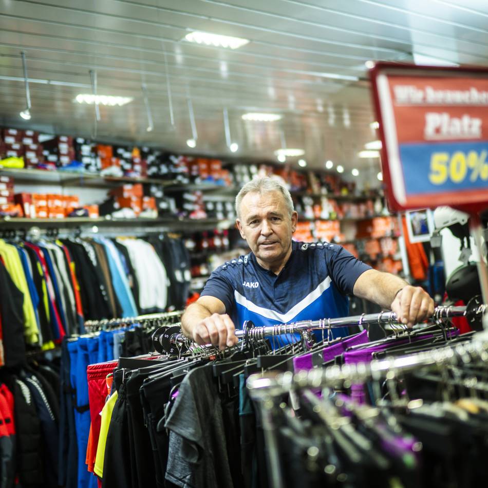 Fachgeschäft in Düsseldorf-Oberbilk: Düsselsport Helmreich schließt nach 47 Jahren – „ein Stück Geschichte geht zu Ende“