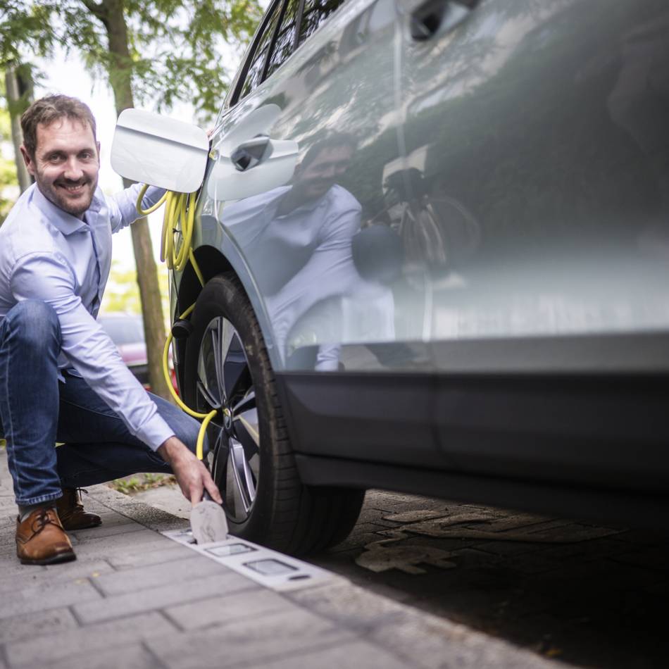 Erstmals in Düsseldorf: Rheinmetall rüstet Bordsteine zu Ladestationen für E-Autos um – „Uns kann man überall einbauen“
