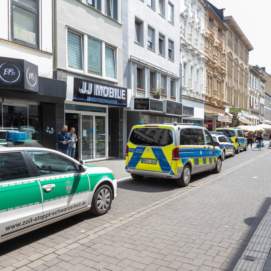 Präsenzkonzept Innenstadt in Krefeld: Groß angelegte Kontrollen von Barbiergeschäften