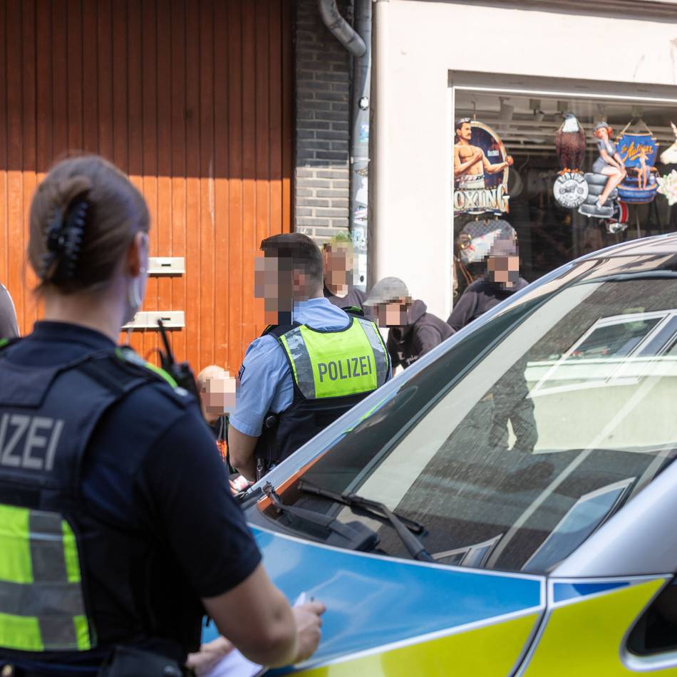 Einsatz in der Krefelder Innenstadt: Polizei zeigt Präsenz bei Treffen rechter Gruppierung