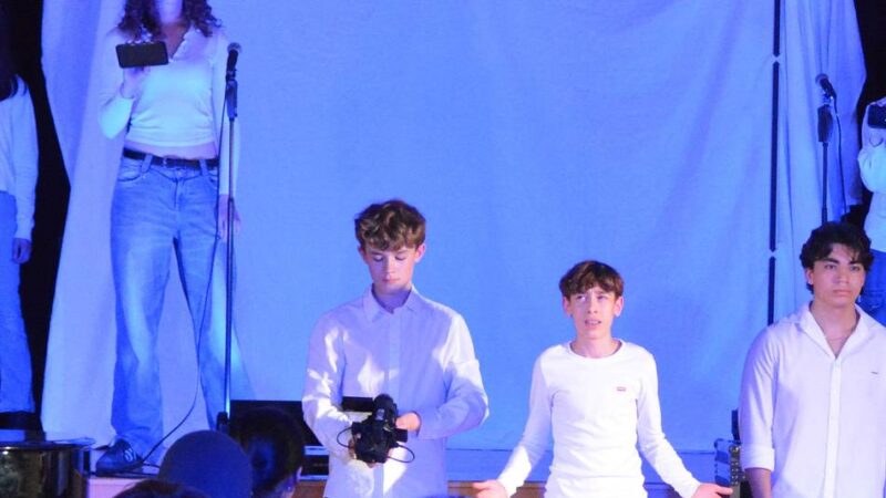 Produktion aus Neuss: Jugendensemble verhandelt das Thema Liebe auf der Bühne