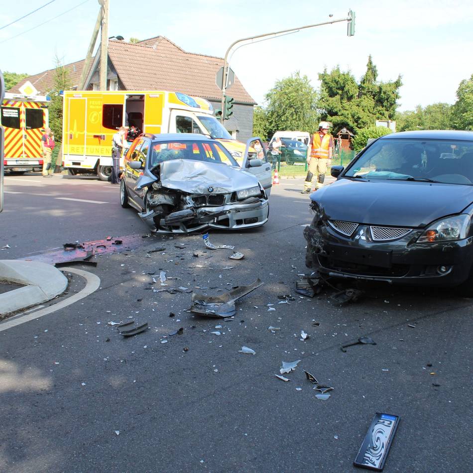 Verkehrsunfall in Wermelskirchen: Zwei Verletzte bei Zusammenstoß auf der L101
