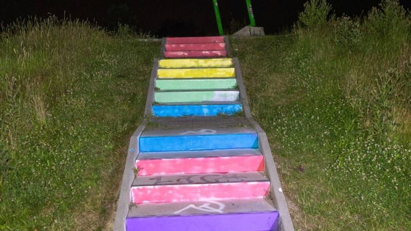 Krefelder Protest-Aktion: Regenbogen gegen Rechtsextremismus