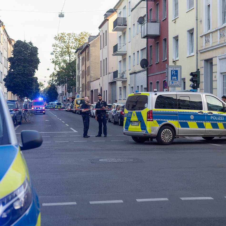 Ermittlungen in Krefeld: Auto fährt in Personengruppe – so geht es den Verletzten am Tag danach
