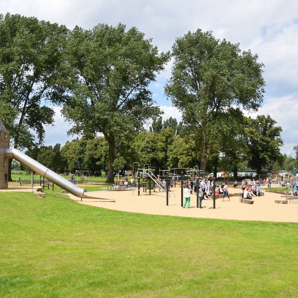 Monheimer Grüne beantragen Hitzeschutz: Stadt hält Sonnensegel auf Spielplätzen für unnötig