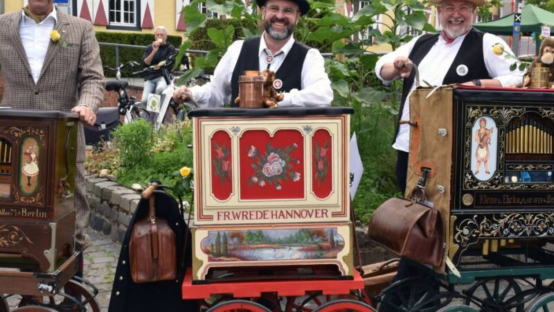 Drehorgelfest bringt Nostalgie nach Zons: Klingende Kuriositäten aus ganz Deutschland locken zahlreiche Besucher an