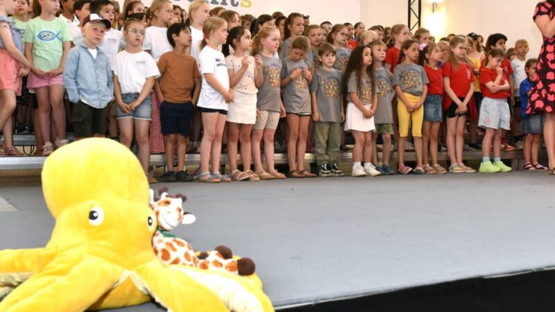 Grundschüler singen im Neusser Zeughaus: Tausende Besucher feiern die Jekits-Konzerte