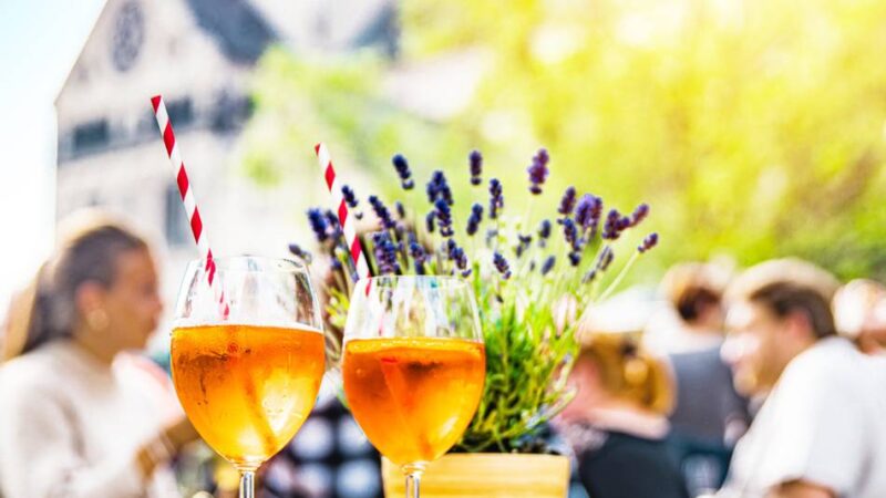 Live-Musik auf dem Freithof Neuss: Spanische Klänge zum Feierabendmarkt