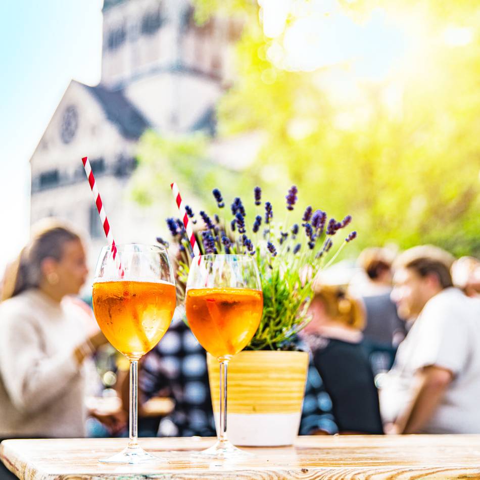 Live-Musik auf dem Freithof Neuss: Spanische Klänge zum Feierabendmarkt