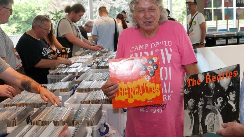 Schallplattenbörse in Leverkusen: Zigtausend Scheiben – ein Paradies für Vinyl-Liebhaber