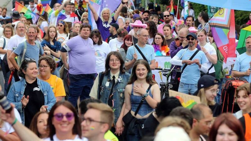 800 Teilnehmer bei CSD-Parade in Leverkusen: „Standhaft bleiben und zeigen, wie wir sind“