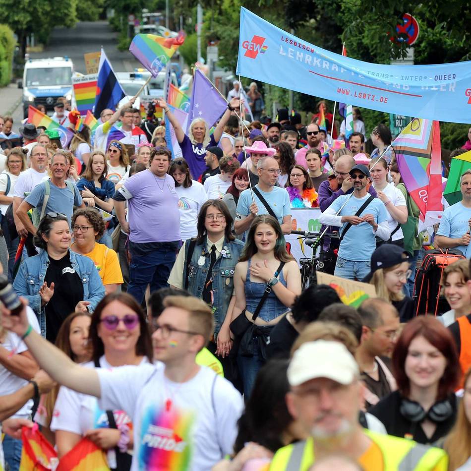 800 Teilnehmer bei CSD-Parade in Leverkusen: „Standhaft bleiben und zeigen, wie wir sind“