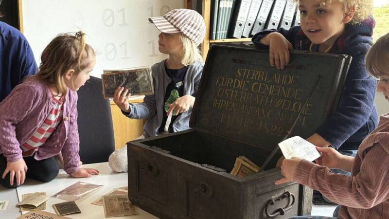 Besuch im Archiv: Kinder entdecken Meerbuscher Geschichte