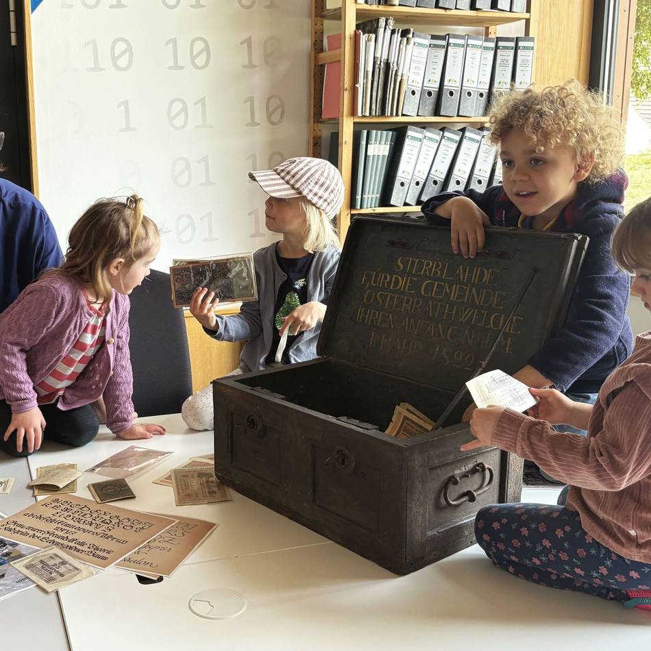 Besuch im Archiv: Kinder entdecken Meerbuscher Geschichte